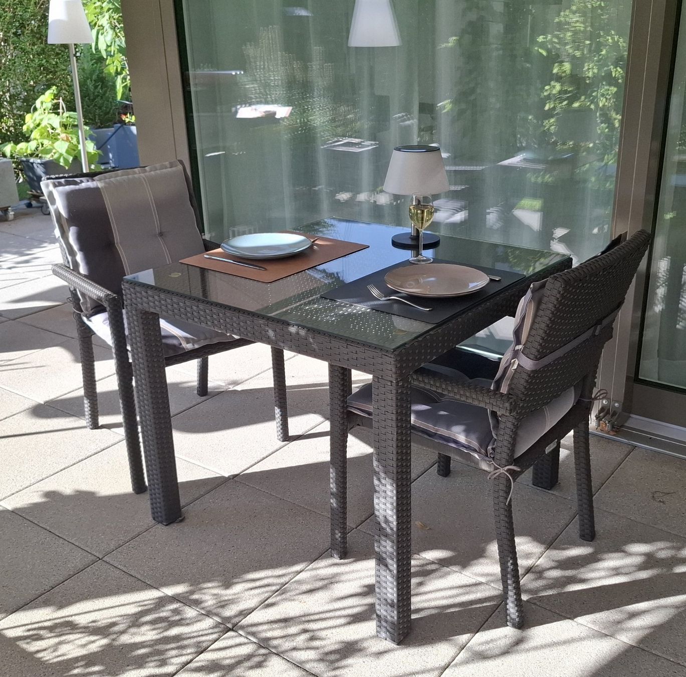 Tische: Gartentisch mit 2 Stühlen Polyrattan Glasplatte – Gebraucht aus Wädenswil von mmm435