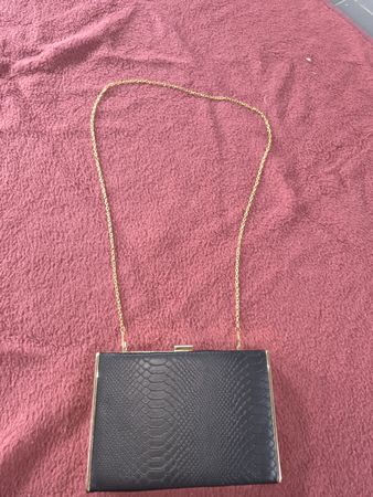 Damen Clutch Parfois schwarz Schlangendruck mit Kette 