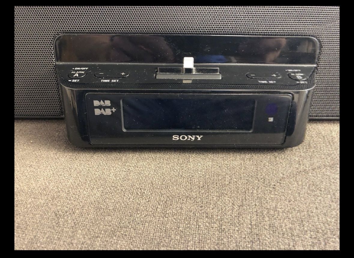 Docking station: DAB Radio Sony mit Dockingstation – Usato da Buttikon SZ venduto da alf_g6sd