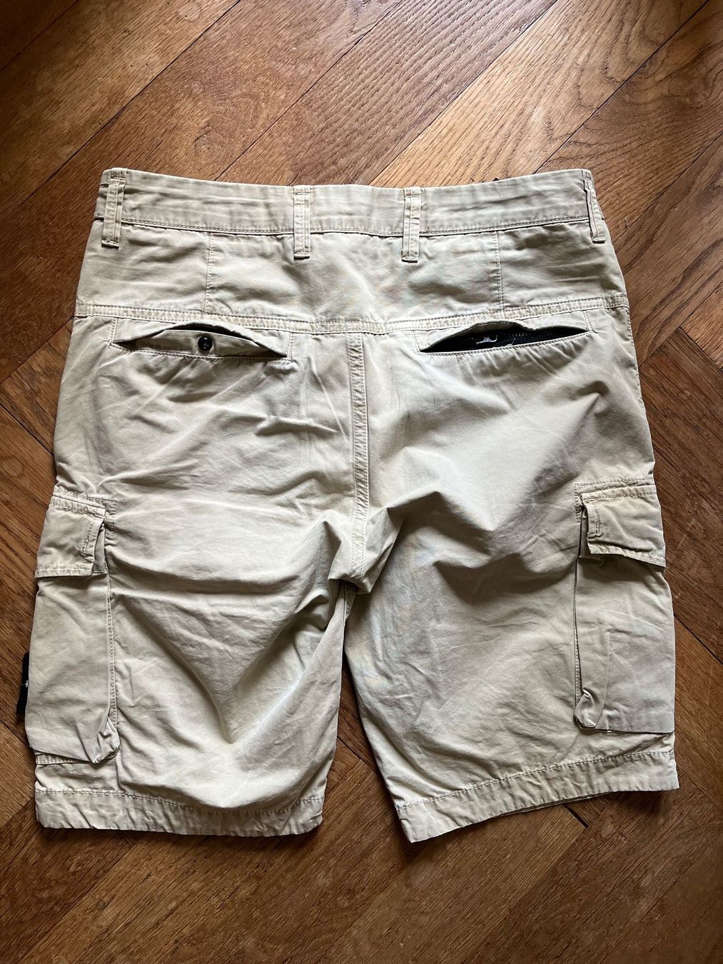 Stone Island Pantaloni: STONE ISLAND short cargo – Usato da LAUSANNE venduto da PUMPERNICKEL3 2