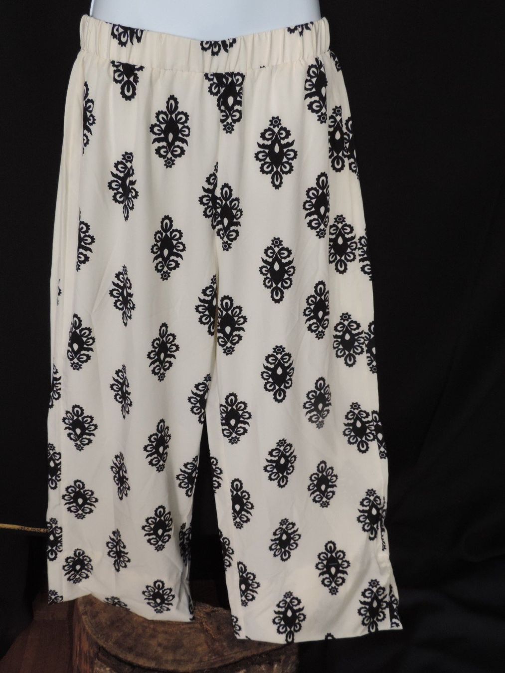Pantalons: joli pantalon ample blanc motif oriental – D'occasion à Genève par Axelle333 4