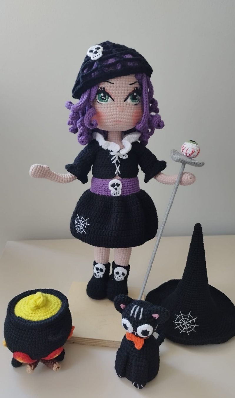 Bambole: Poupée Sorcière en crochet, Chat noir&chaudron! – Nuovo e nell'imballaggio originale da Arnex-sur-Orbe venduto da can_97vn 5