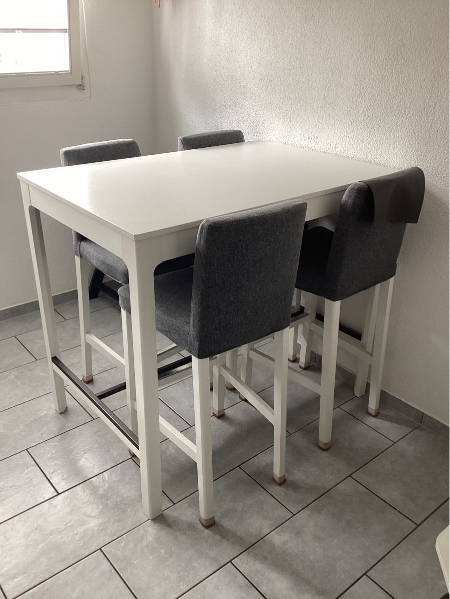 Ikea Tables: Hochtisch mit 4 Stühlen  – D'occasion à Wallisellen par Patrick117