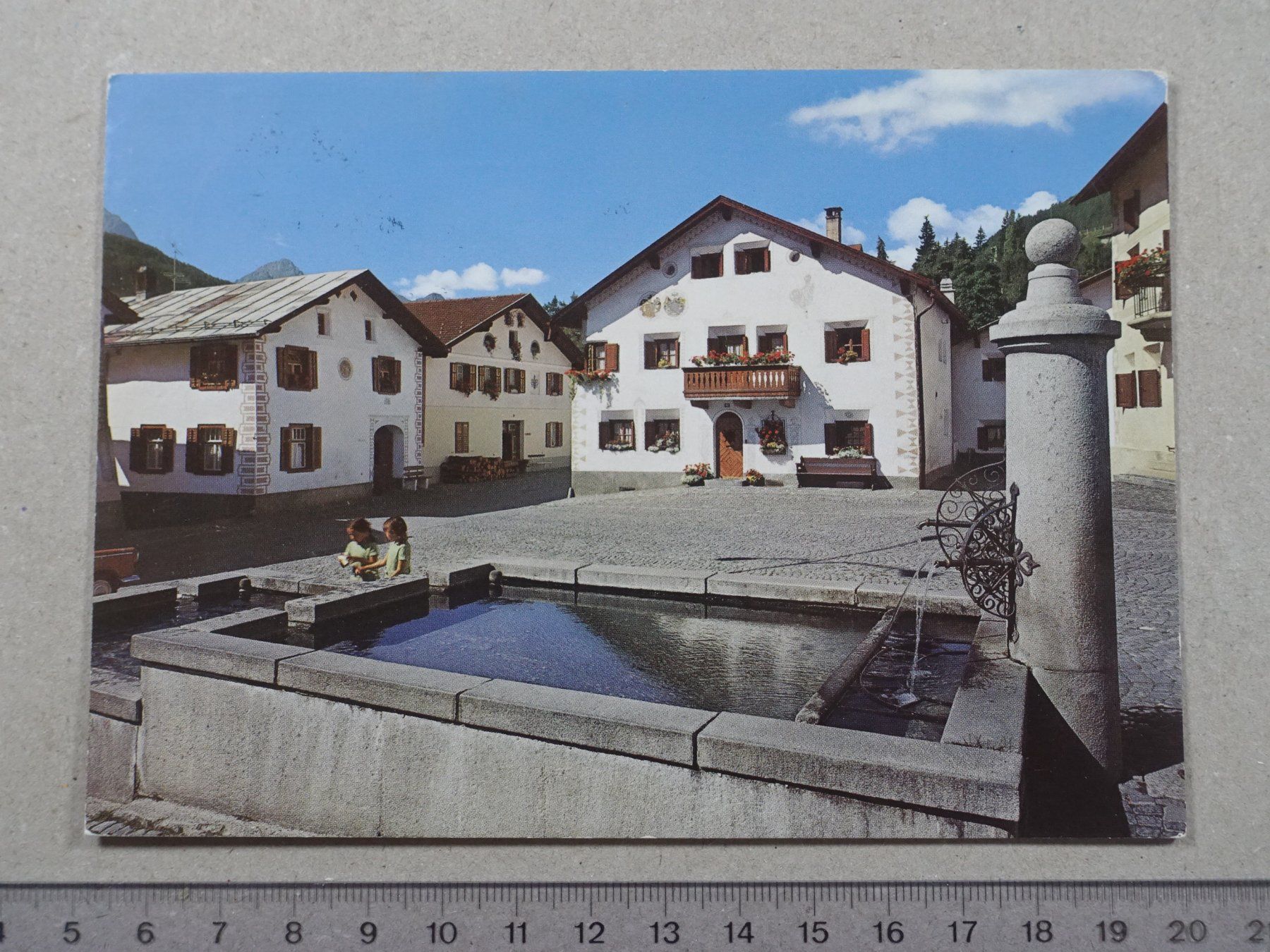 Cartoline postali: Scuol, Dorfplatz, 1981 – Usato da Lenzburg venduto da fh1