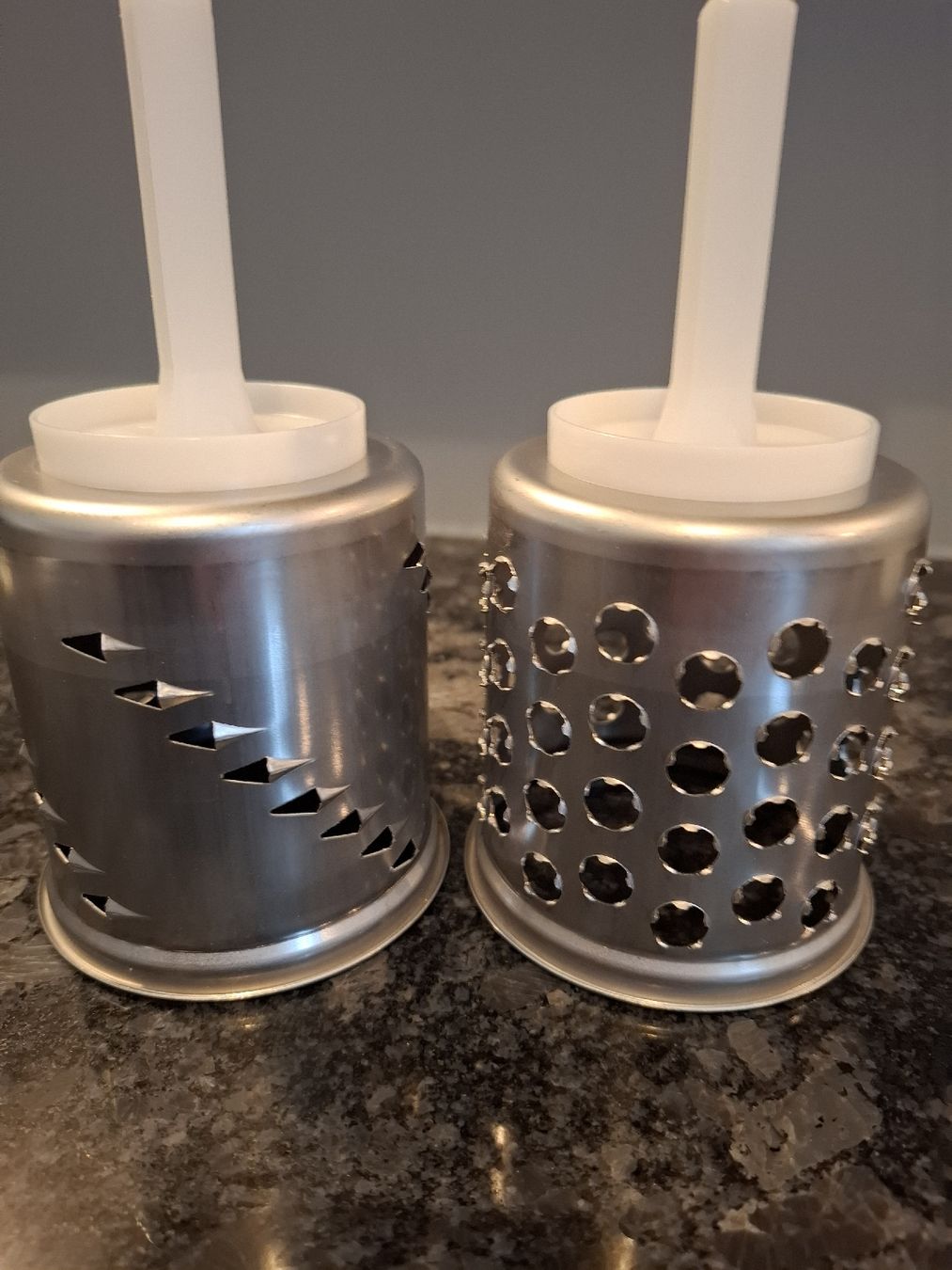 Kitchenaid Elettrodomestici da cucina: Lot de 2 râpes pour Kitchenaid artisan, neuves – Nuovo (secondo la descrizione) da Neuchâtel venduto da FloKo88