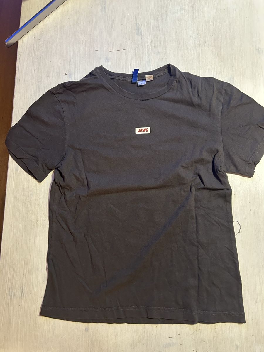 H&M T-shirts: T-Shirt Jaws Gr. S, grau – D'occasion à Riedholz par karinadam