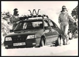Fotografie Opel im Schnee mit Paar in Wi