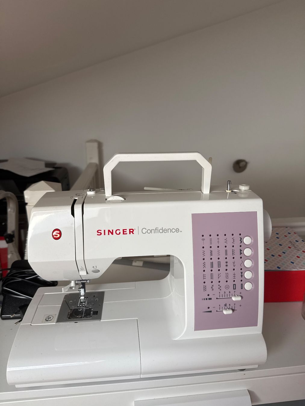 Singer Macchine da cucire: Machine a coudre SINGER Confidence 7422 blanc excellent etat – Usato da Choulex venduto da buk_q6sw
