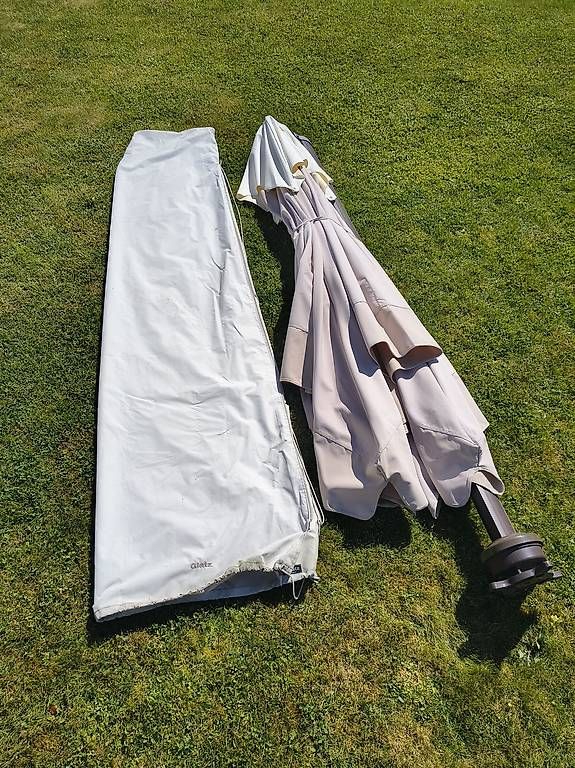 Ombrelloni: Luxus Sonnenschirm Solero mit Beleuchtung – Usato da Lenzburg venduto da Epson5 2