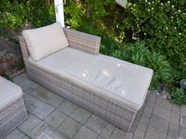 Gepflegte Garten Liege für sonnige Stunden