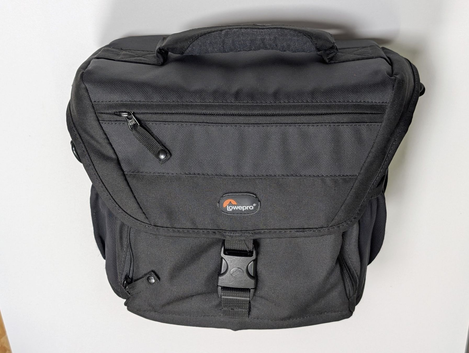 Lowepro Taschen: Lowepro Nova 180 AW - gebraucht – Gebraucht aus Thalwil von miguev
