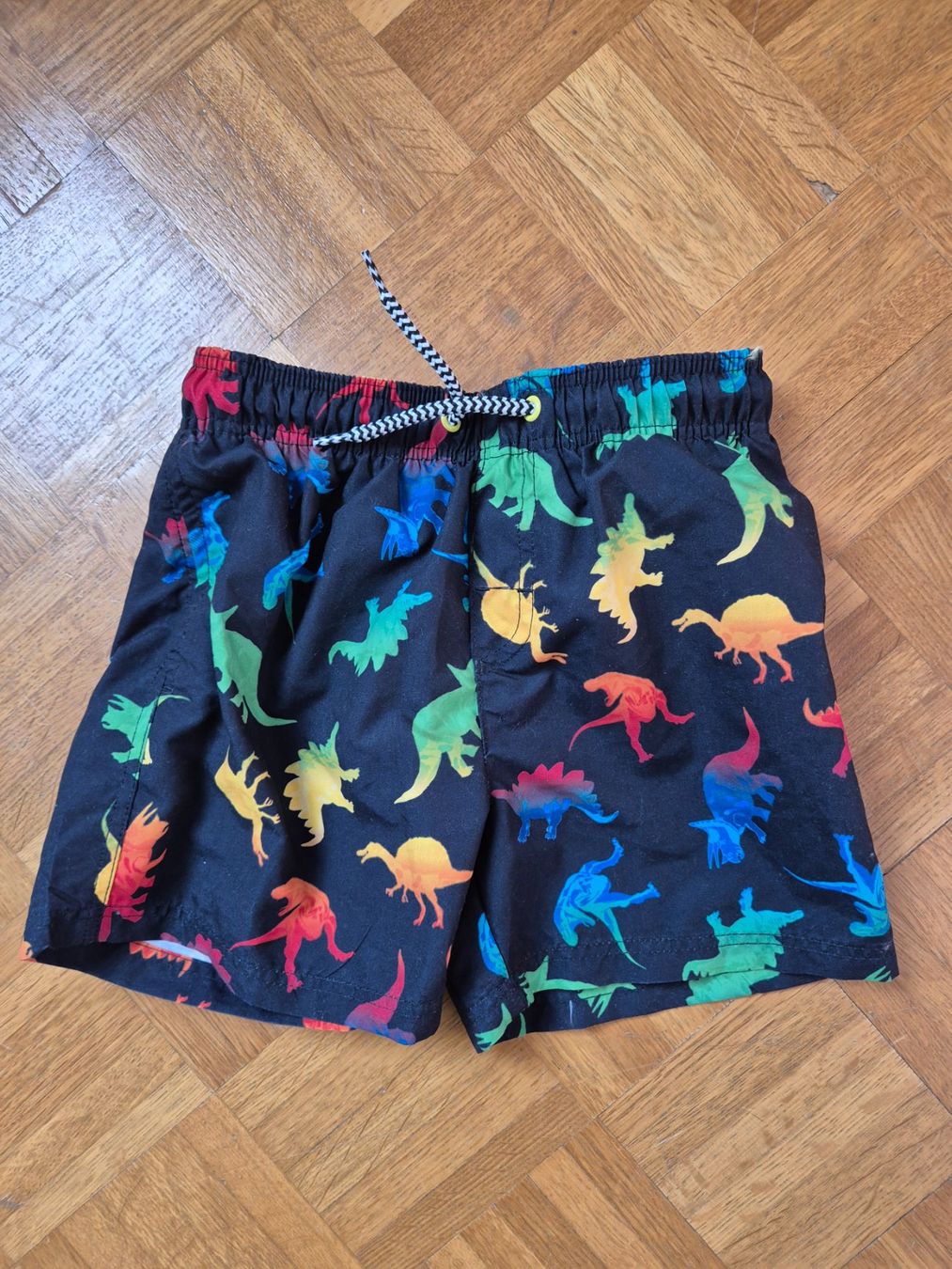 C&A Costumi da bagno: Badehose mit Dino-Muster schwarz Grösse 110/116 – Nuovo (secondo la descrizione) da Dietikon venduto da grafad