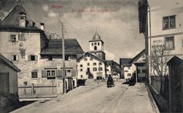 Bergün. Dorfplatz mit Römerturm, Hotel Weisses Kreuz