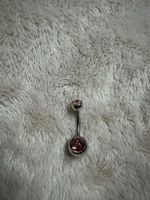 Bauchnabelpiercing mit rosa Steinen