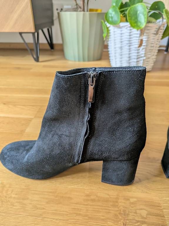 Scarpe da donna: Schwarze Wildleder-Optik Stiefeletten in 38 – Usato da Birsfelden venduto da L.L.CoolBean 3
