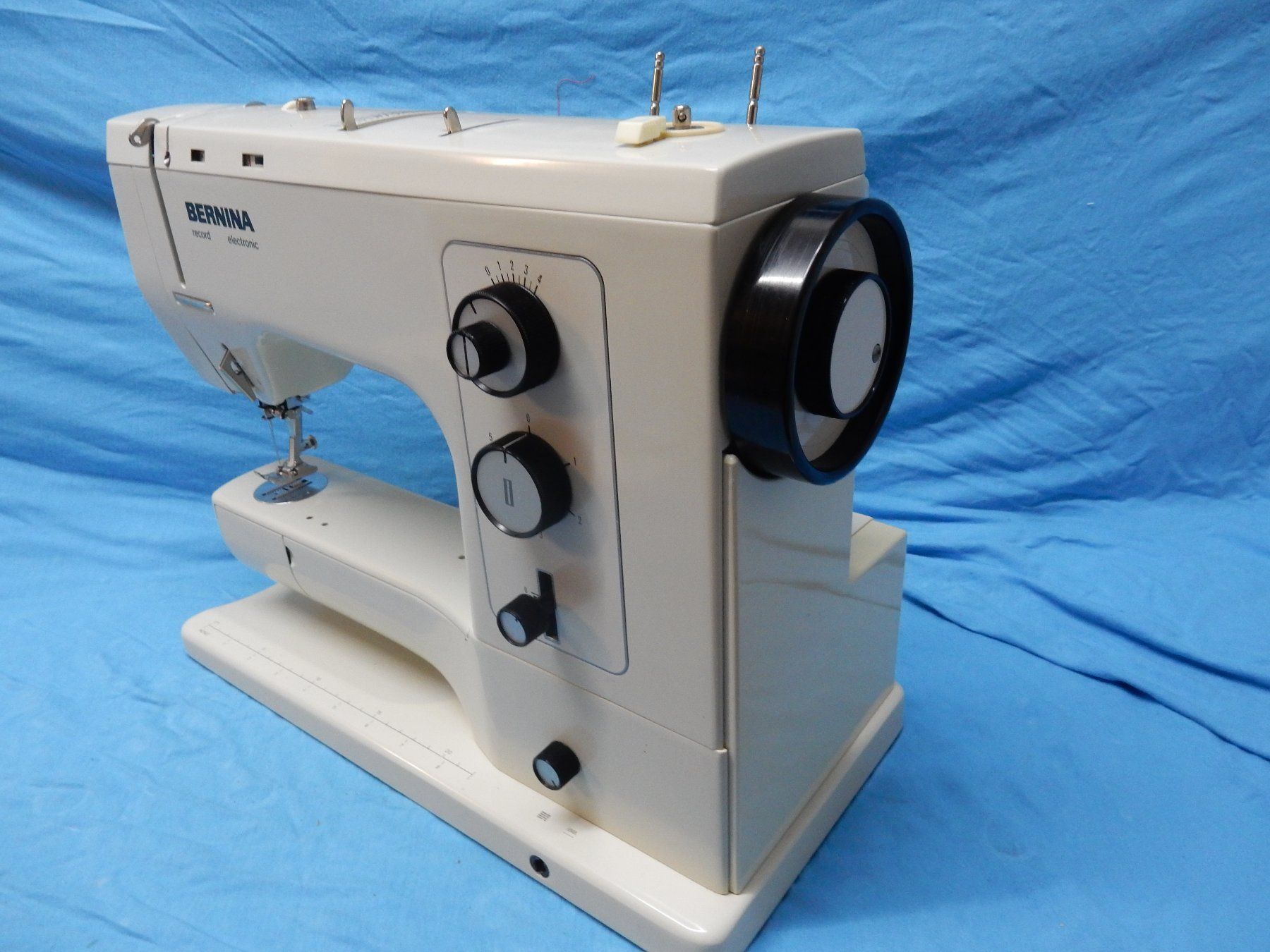 Bernina Machines à coudre: Bernina 830 Revidiert       26007 – D'occasion à Watt par Mariposa49 3