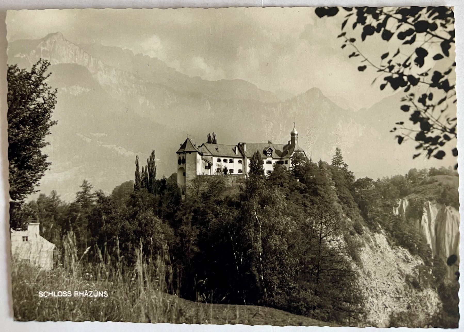 Cartoline postali: RHÄZUNS  SCHLOSS 1970 – Usato da Lutry venduto da Ediego