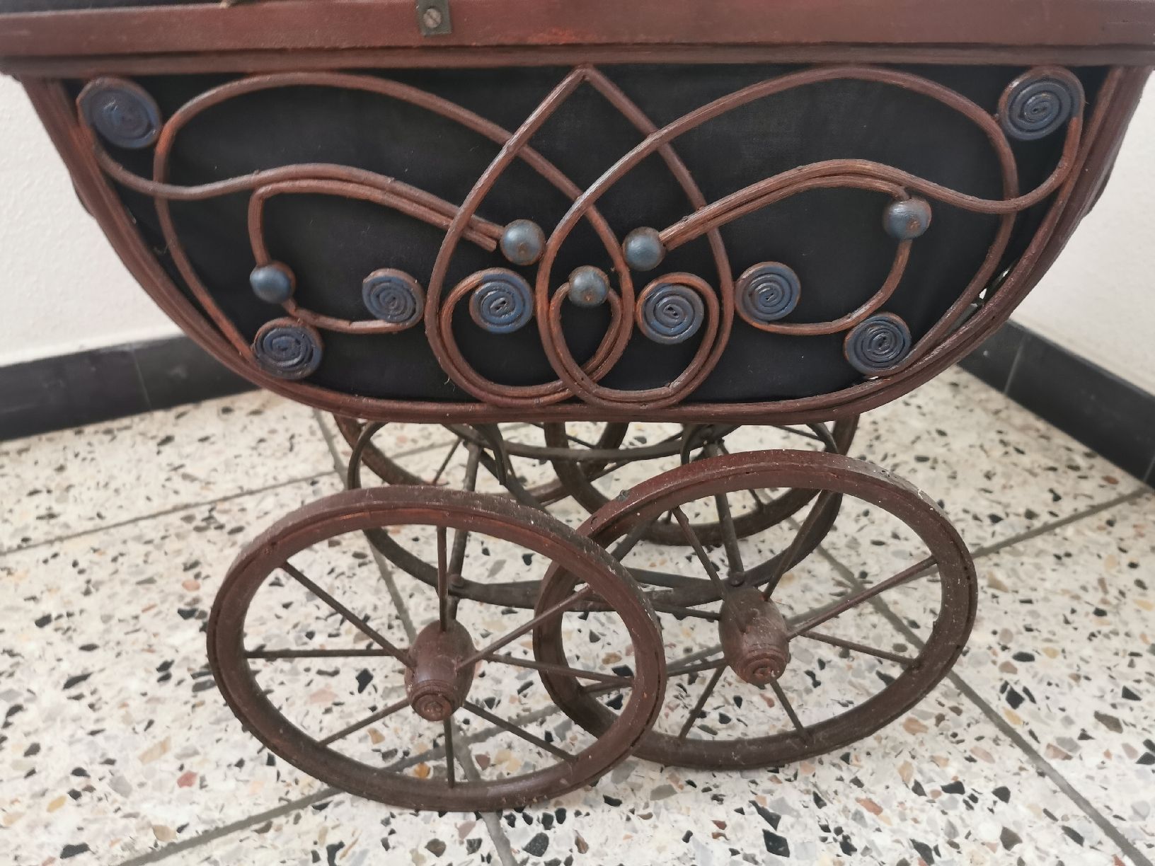 Puppenwagen: Antiker Puppenwagen um 1900 – Gebraucht aus Mellingen von fra_g7y8 2