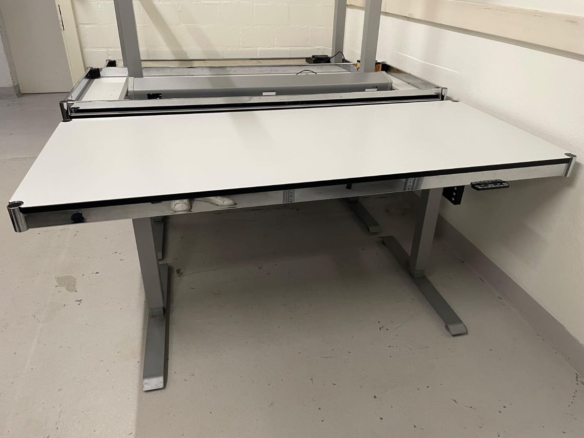 Schreibtische: Hubtisch/Stehtisch elektrisch, 4 Stück – Gebraucht aus Jonen von r-jeker 1