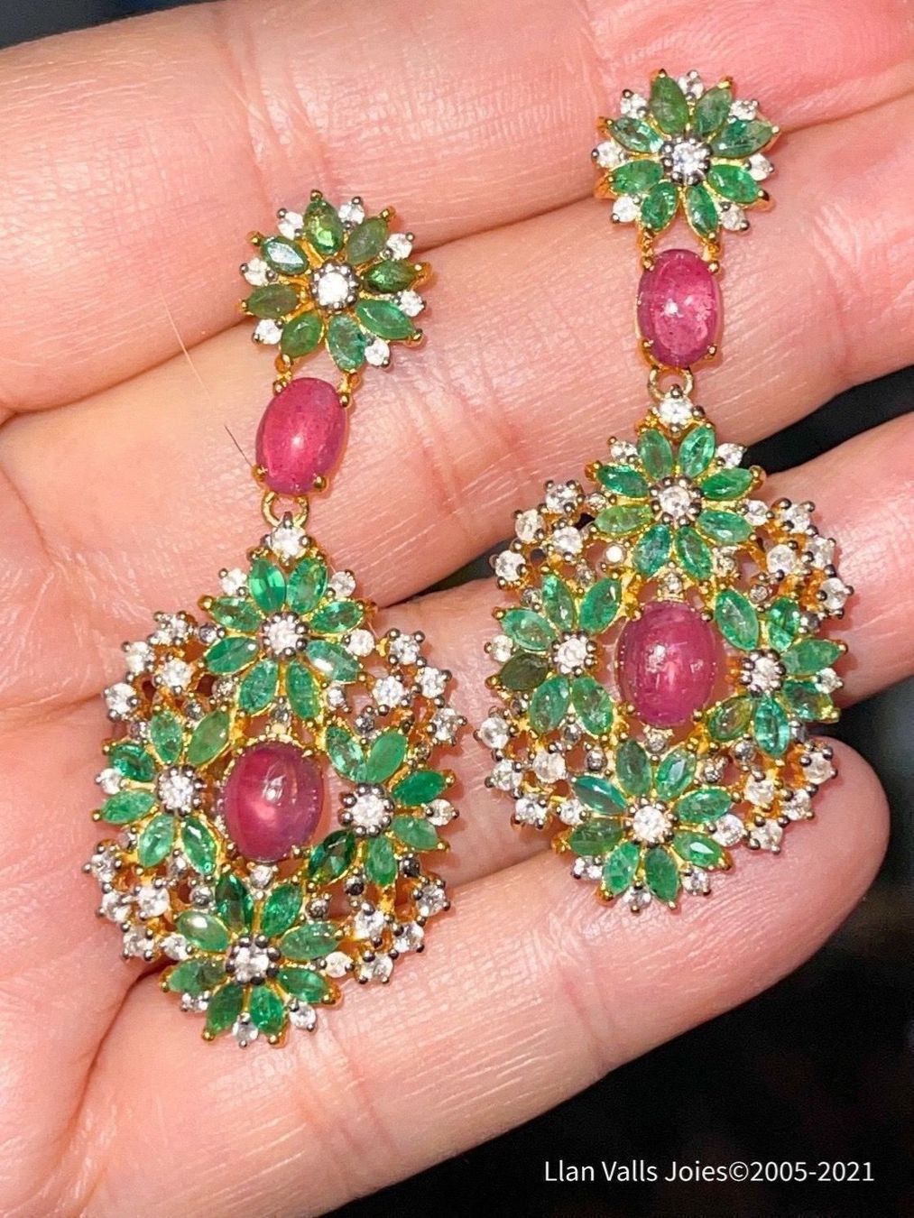 Llan Valls Joies Orecchini pendenti & Orecchini a lobo: Tradition Hindu Real Emerald & Ruby SS925 14k Gold Earrings – Nuovo e nell'imballaggio originale da Birsfelden venduto da Brut
