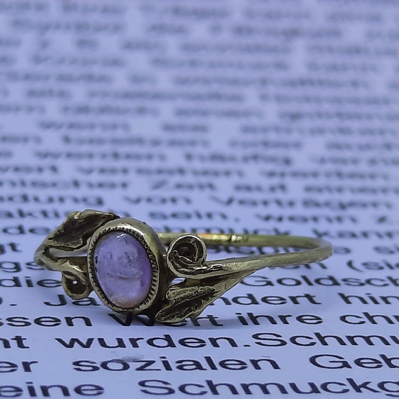Anelli: Filigraner Goldring mit Sativ Edelstein – Usato da Unterägeri venduto da Altgoldschmuck 3