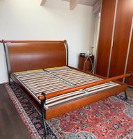 Bett Lattenrost, Nachttisch, Kleiderschrank und Kommode