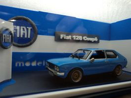 Fiat 128 Coupé 1/43 in handgefertigter Präsentationsvitrine