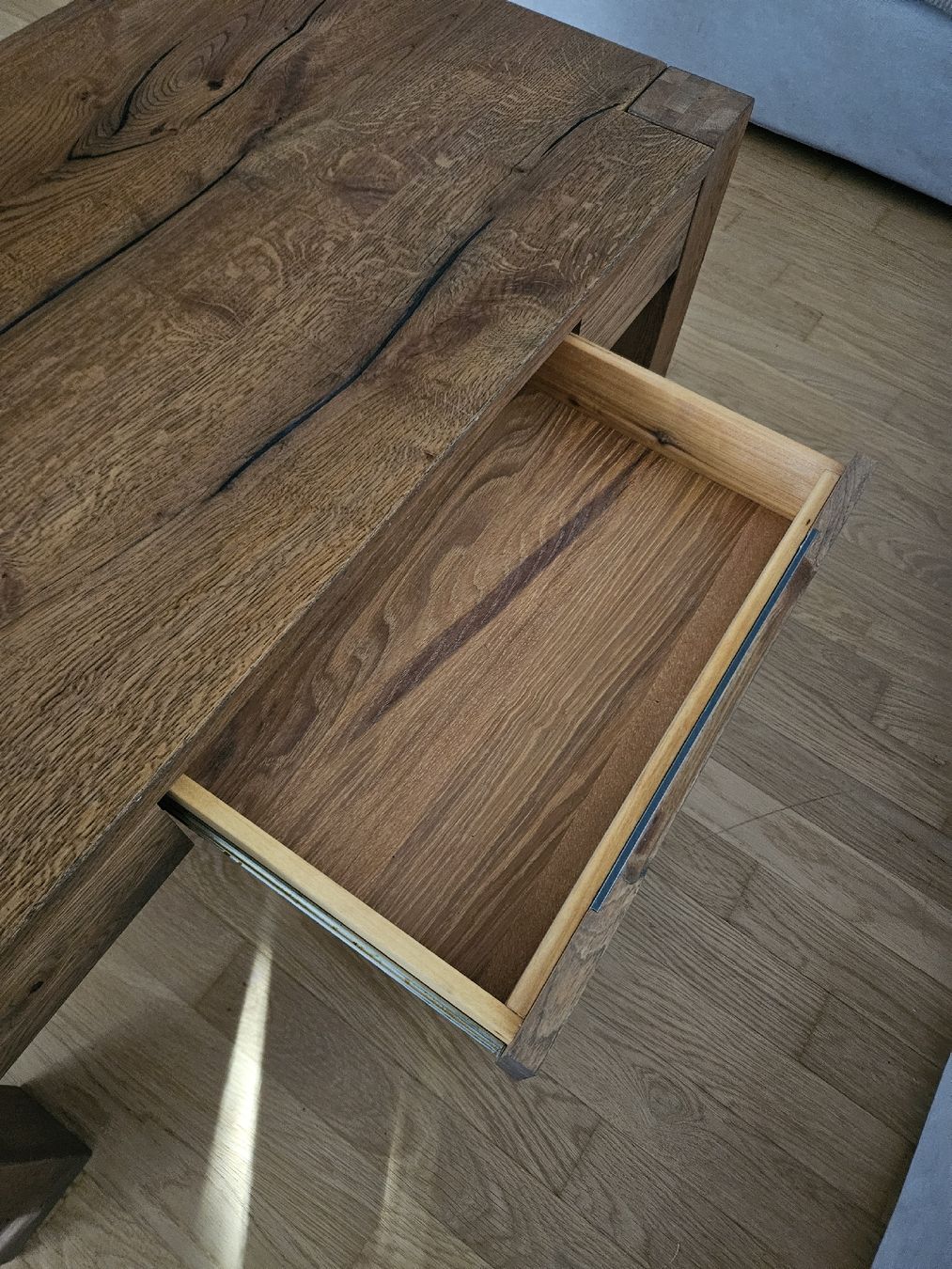 Tavoli: Massiver rustikaler Eichen Salontisch mit Schublade – Usato da Thun venduto da Wood-Art 5
