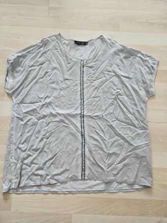 	Hellgraues T-Shirt mit kurzen Ärmeln und Pailletten