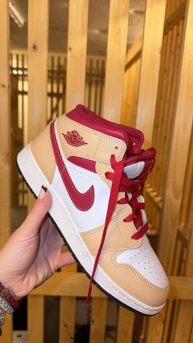 Jordan Scarpe da donna: Air Jordan 1 Mid – Usato da Rotkreuz venduto da andgav11