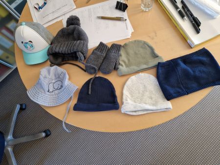 Lot de 4 bonnets, 2 gants, 1 tour de cou, 1 casquette