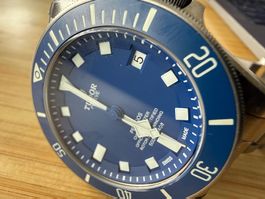 TUDOR Pelagos Uhr mit mattblauer Keramikscheibe und Titanarm
