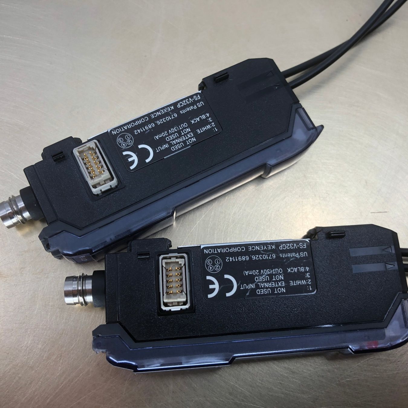 Componenti elettronici: Lichtleiter KEYENCE FS-V32CP & Keyence FU-11 – Usato da Laufenburg venduto da Sirluger 3