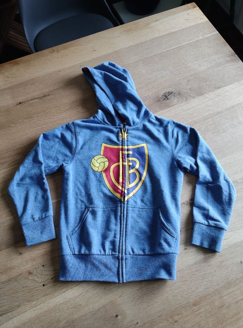 Pullover & Sweatshirts: FCB - FC Basel - Kinder-Pullover - Kinder-Hoodie - Gr. 116 – Gebraucht aus Zofingen von Justice79
