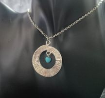 Collana con ciondolo cerchio martellato e cuore turchese