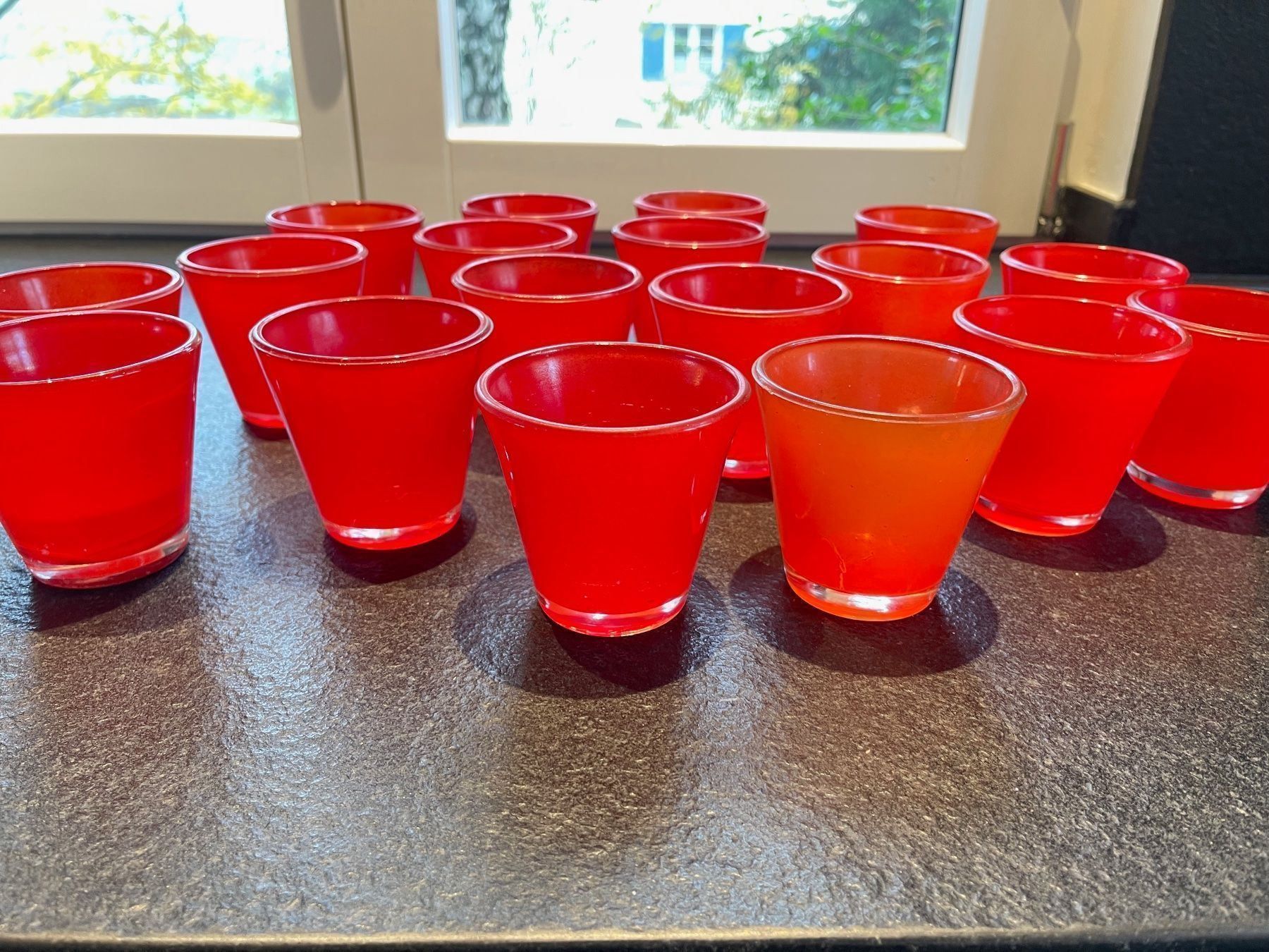Tutte le decorazioni: Party Time: 18 rote Teelicht- Gläser, Set – Usato da Winterthur venduto da 1956ingi 1