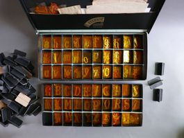 ANTIKER GOLDSCHRIFT-BUCHSTABEN-KASTEN «ETERNOR»
