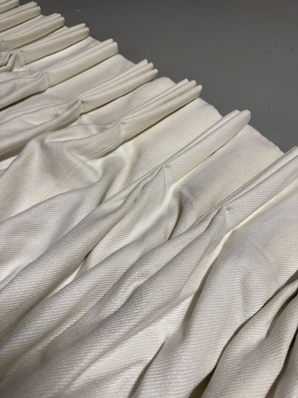 Tende: elegant off-white pleated curtain panel – Usato da Oeschseite venduto da -Luxury-On-Line- 3