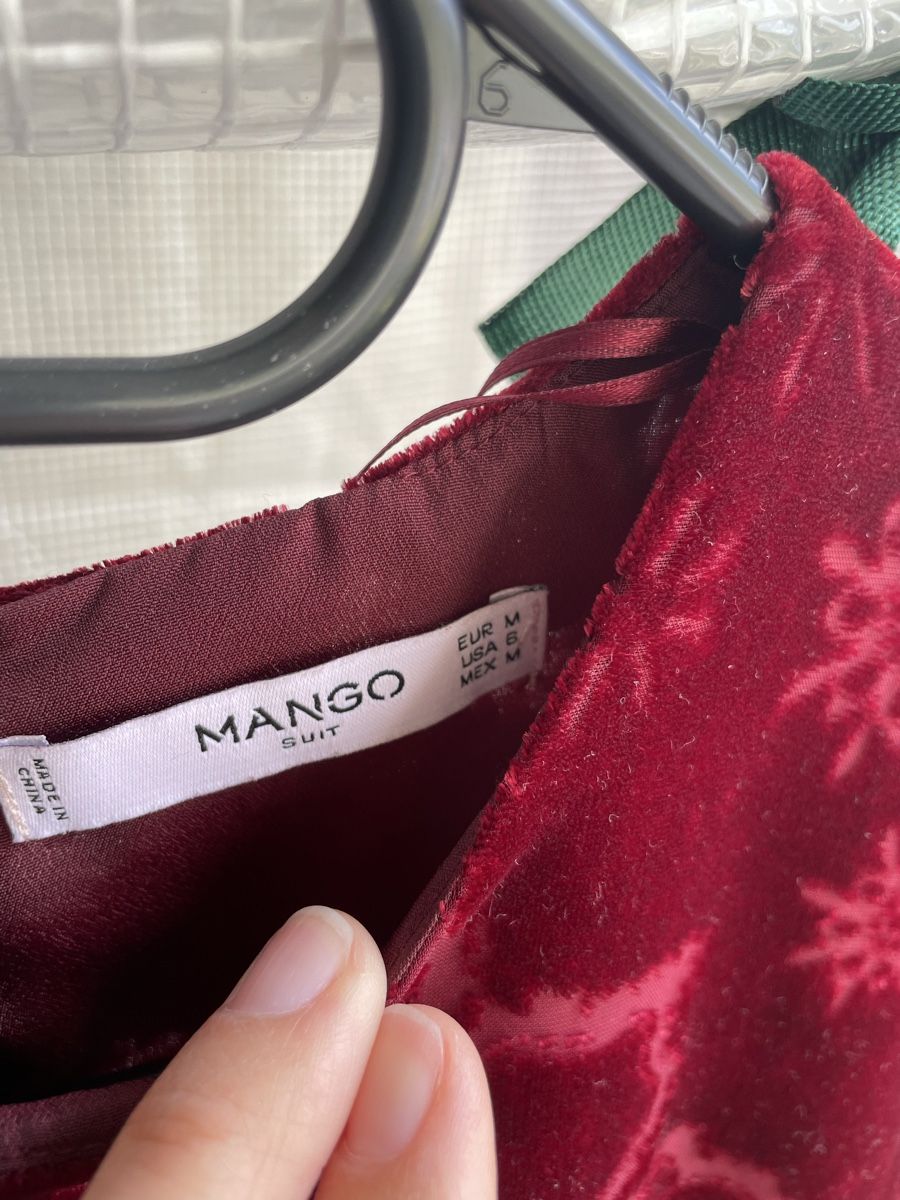 Mango Robes: Rotes Samtkleid Mango – D'occasion à Zermatt par mar_f9v6 2