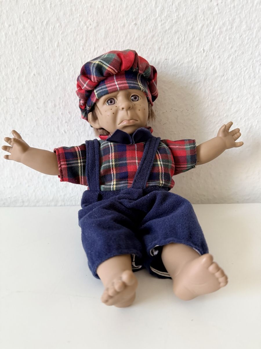 Bambole: Poupée mit Karo-Kleidung und Mütze – Usato da Urdorf venduto da Chapar