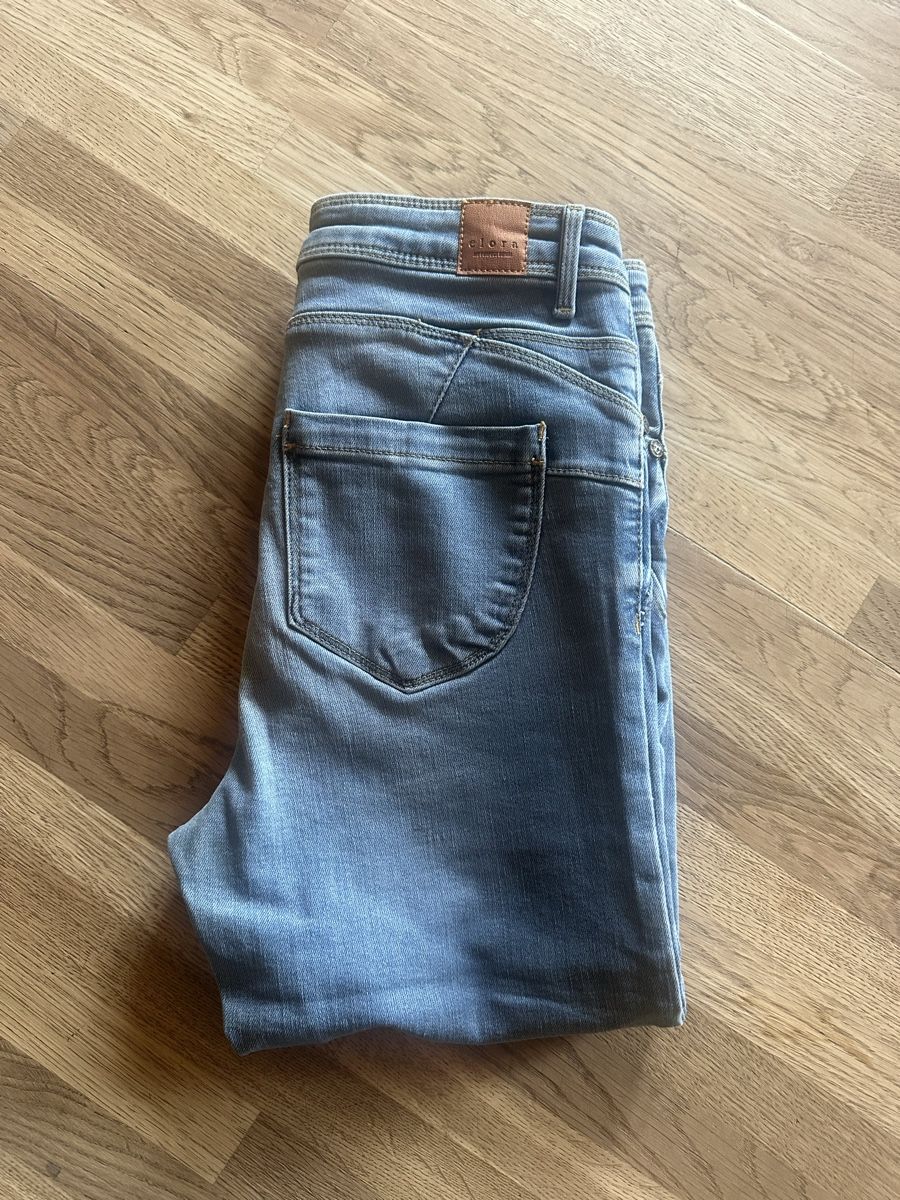 Jeans: Jean Elora bleu clair, taille 36, comme neuf – Nuovo (secondo la descrizione) da Château-d'Oex venduto da caroline.
