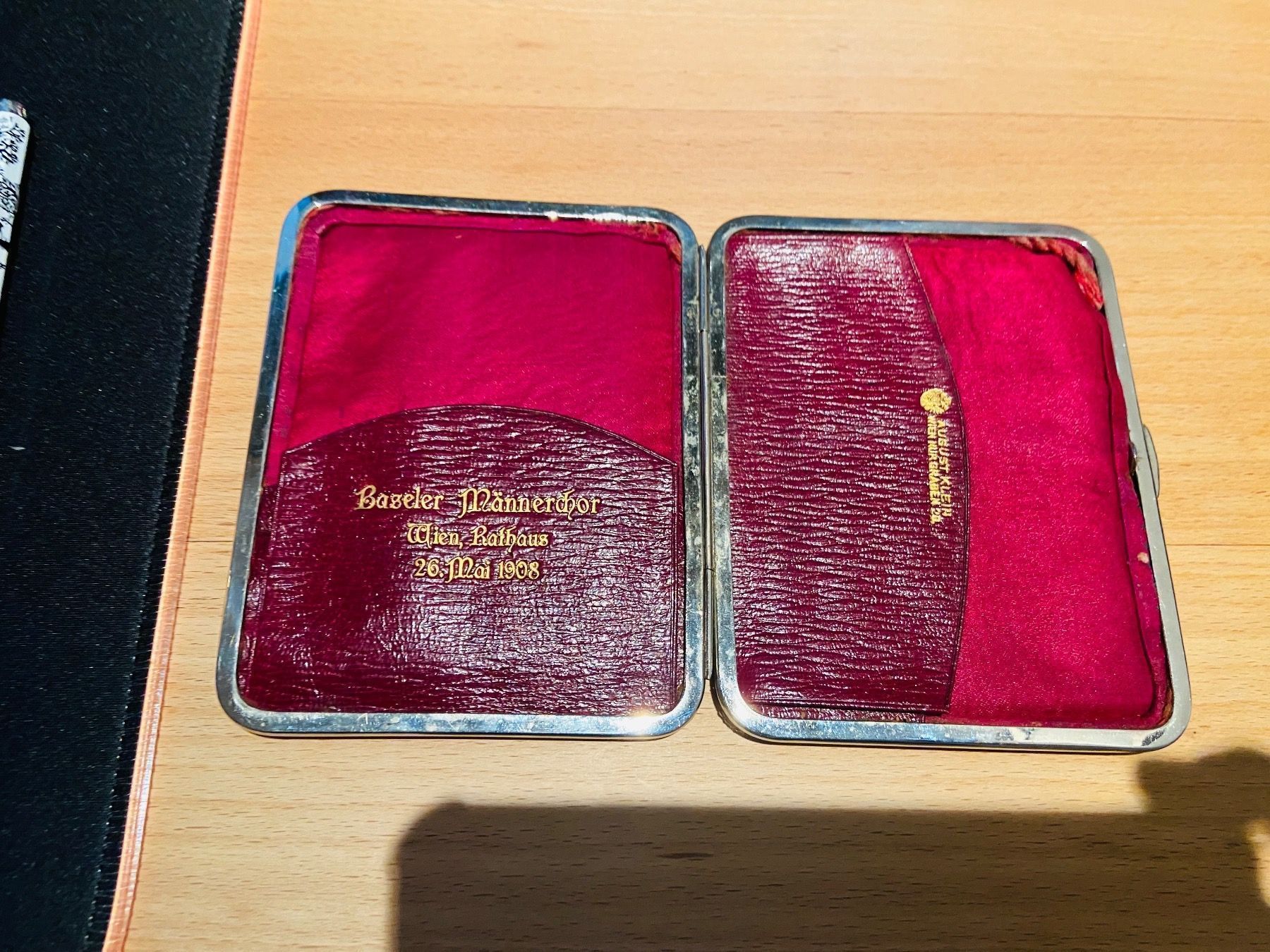 Altro in  Abbigliamento & Accessori: Antikes Etui Baseler Männerchor Wien 1908 – Usato da Gipf-Oberfrick venduto da Iberico 3