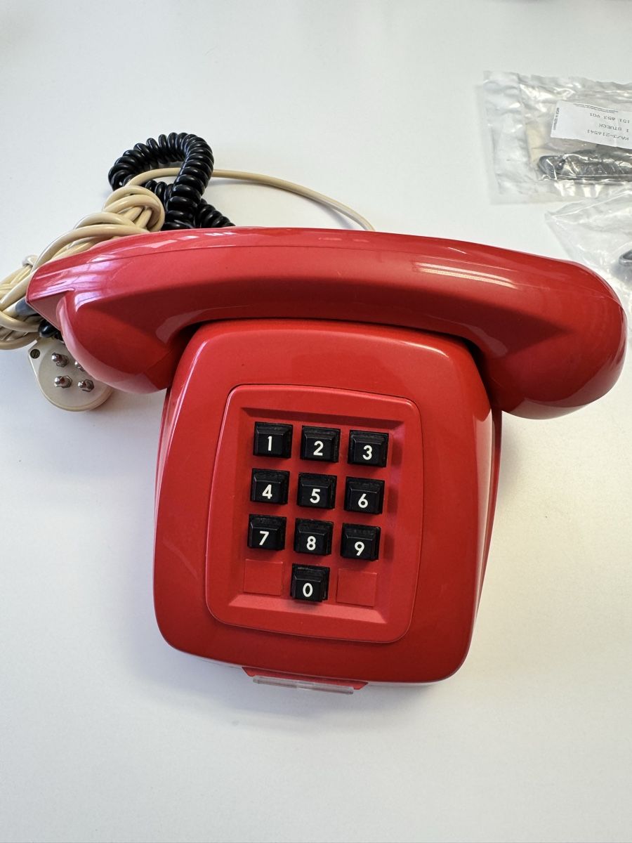 Telefone: Vintage Festnetz Telefon – Gebraucht aus St. Gallen von Julesgaston