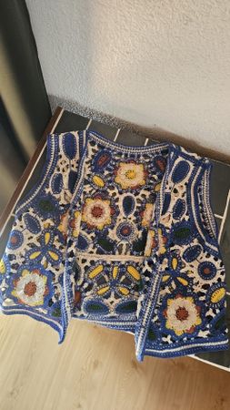 Gilet crochet femme motifs floraux bleu taille 