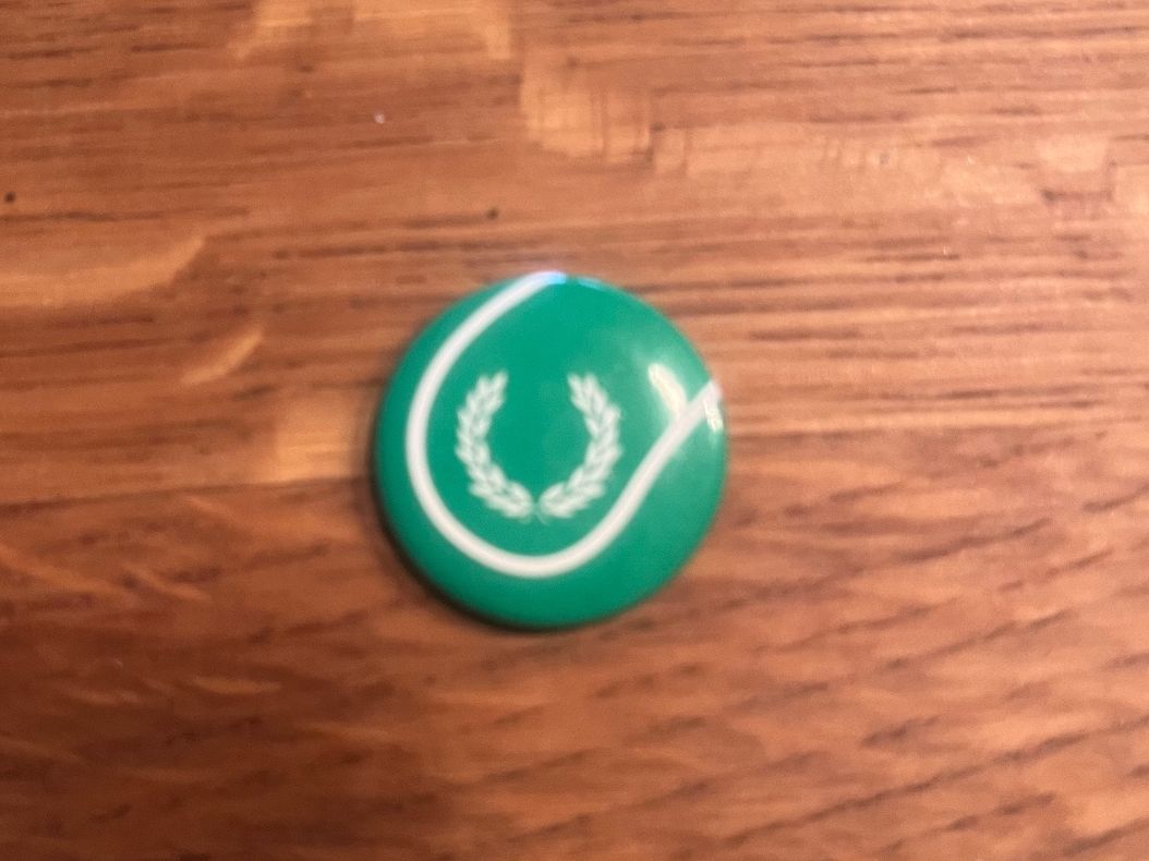 Plaketten & Abzeichen: *Fred Perry Button* – Gebraucht aus Seuzach von Black_sheep