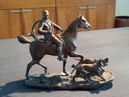 Statue/Figur Jäger auf Pferd mit Hunden