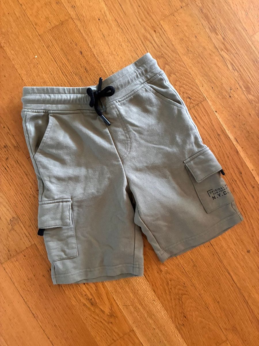 Pantaloni: Schöne Shorts Gr. 122 – Usato da Richterswil venduto da duffi326464