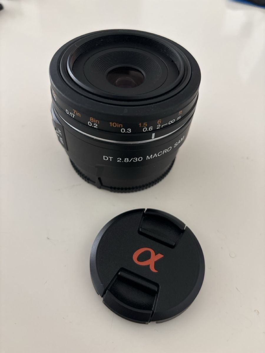 Sony Objectifs: DT 2.8/30mm MACRO SAM – D'occasion à Thusis par KultSticker