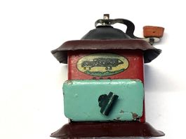 Antike Spielzeug Kaffeemühle Penny Toy, Puppenküche etc.