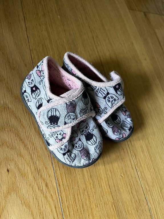 Scarpe per ragazzi: Schuhe Hausschuhe Gr. 20 – Usato da Balgach venduto da RianaT 1